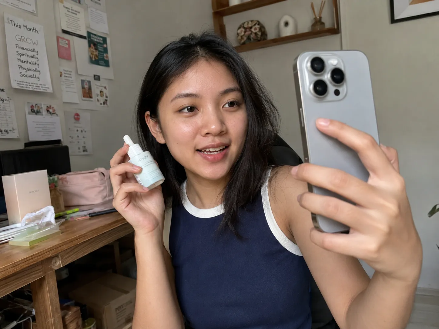Seorang brand owner sedang merekam video dengan smartphone di balik layar operasional bisnisnya, menunjukkan proses yang autentik dan tidak di-filter.
